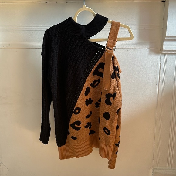 MOCK NECK COLD SHOULDER / ONE STRAP CABLEKNIT LEOPARD SWEATER - Picture 2 of 7